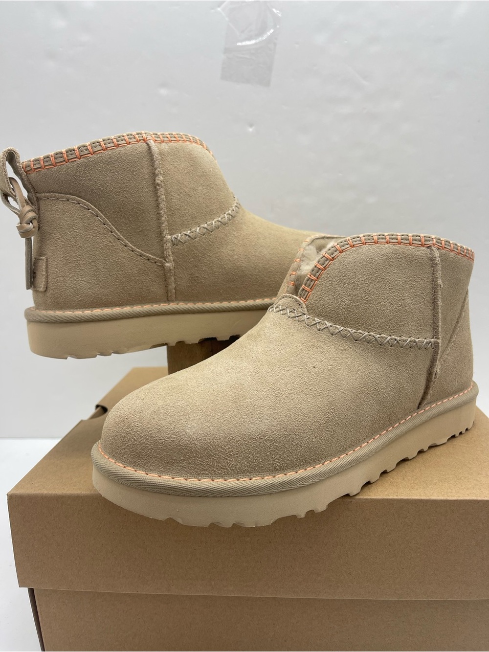 UGG W CLASSIC ULTRA MINI ELARIA
MDSD - Mustard Seed
Ankle Booties Shearling - Picture 9 of 16